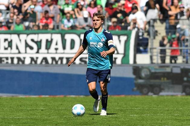 Timo Huebers (1. FC Koeln) in Aktion, am Ball, Einzelaktion waehrend des Spiels der 2. Bundesliga zwischen Hannover 96 und 1. FC Köln in der Heinz von Heiden Arena am 27. April 2025 in Hannover, Deutschland. (Foto von Ralf Treese DeFodi Images) +++ Timo Huebers (1. FC Koeln) controls the ball during the 2. Bundesliga match between Hannover 96 and 1. FC Köln at Heinz von Heiden Arena on April 27, 2025 in Hanover, Germany. (Photo by Ralf Treese DeFodi Images) DFB DFL REGULATIONS PROHIBIT ANY USE OF PHOTOGRAPHS AS IMAGE SEQUENCES AND OR QUASI-VIDEO. (Photo by Ralf Treese DeFodi Images)