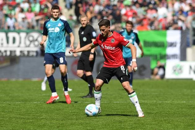 Enzo Leopold (Hannover 96) in Aktion, am Ball, Einzelaktion waehrend des Spiels der 2. Bundesliga zwischen Hannover 96 und 1. FC Köln in der Heinz von Heiden Arena am 27. April 2025 in Hannover, Deutschland. (Foto von Ralf Treese DeFodi Images) +++ Enzo Leopold (Hannover 96) controls the ball during the 2. Bundesliga match between Hannover 96 and 1. FC Köln at Heinz von Heiden Arena on April 27, 2025 in Hanover, Germany. (Photo by Ralf Treese DeFodi Images) DFB DFL REGULATIONS PROHIBIT ANY USE OF PHOTOGRAPHS AS IMAGE SEQUENCES AND OR QUASI-VIDEO. (Photo by Ralf Treese DeFodi Images)