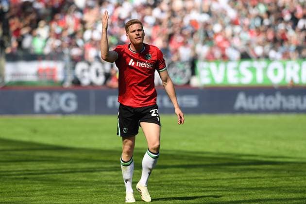 Marcel Halstenberg (Hannover 96) gestikuliert, gestik waehrend des Spiels der 2. Bundesliga zwischen Hannover 96 und 1. FC Köln in der Heinz von Heiden Arena am 27. April 2025 in Hannover, Deutschland. (Foto von Ralf Treese DeFodi Images) +++ Marcel Halstenberg (Hannover 96) gestures during the 2. Bundesliga match between Hannover 96 and 1. FC Köln at Heinz von Heiden Arena on April 27, 2025 in Hanover, Germany. (Photo by Ralf Treese DeFodi Images) DFB DFL REGULATIONS PROHIBIT ANY USE OF PHOTOGRAPHS AS IMAGE SEQUENCES AND OR QUASI-VIDEO. (Photo by Ralf Treese DeFodi Images)