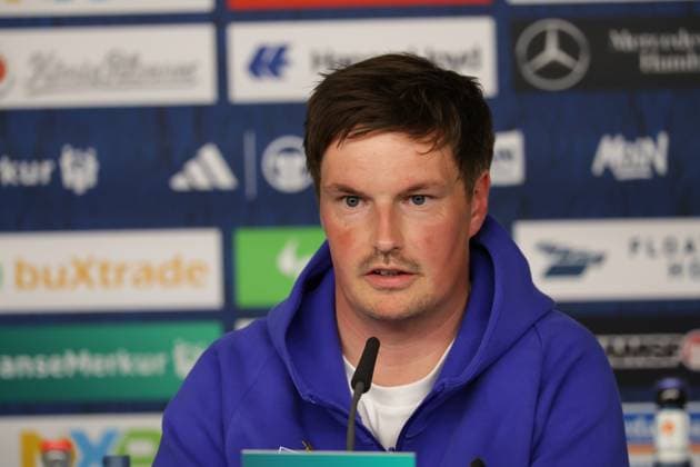 GER, xFSx ,Hamburg, HSV , 2. Bundesliga , Fussball, DFL, Hamburger SV vs Karlsruher SC , im Hamburger Volksparkstadion , 27.04.2025 , v.l. PK, Pressekonferenz, Presse, Press, press conference, PK, Pressekonferenz news conference Trainer Merlin Polzin (Hamburger SV) DFL regulations prohibit any use of photographs as image sequences and or quasi-video.