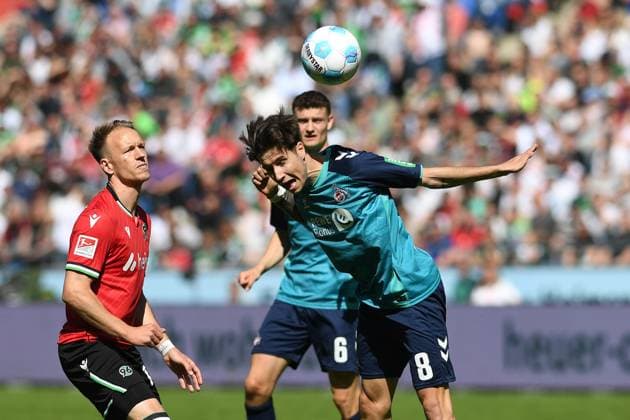 Denis Huseinbasic (1. FC Koeln) in Aktion, am Ball, Einzelaktion waehrend des Spiels der 2. Bundesliga zwischen Hannover 96 und 1. FC Köln in der Heinz von Heiden Arena am 27. April 2025 in Hannover, Deutschland. (Foto von Ralf Treese DeFodi Images) +++ Denis Huseinbasic (1. FC Koeln) controls the ball during the 2. Bundesliga match between Hannover 96 and 1. FC Köln at Heinz von Heiden Arena on April 27, 2025 in Hanover, Germany. (Photo by Ralf Treese DeFodi Images) DFB DFL REGULATIONS PROHIBIT ANY USE OF PHOTOGRAPHS AS IMAGE SEQUENCES AND OR QUASI-VIDEO. (Photo by Ralf Treese DeFodi Images)