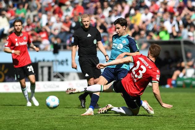 Denis Huseinbasic (1. FC Koeln) und Marcel Halstenberg (Hannover 96) im Zweikampf waehrend des Spiels der 2. Bundesliga zwischen Hannover 96 und 1. FC Köln in der Heinz von Heiden Arena am 27. April 2025 in Hannover, Deutschland. (Foto von Ralf Treese DeFodi Images) +++ Denis Huseinbasic (1. FC Koeln) und Marcel Halstenberg (Hannover 96) battle for the ball during the 2. Bundesliga match between Hannover 96 and 1. FC Köln at Heinz von Heiden Arena on April 27, 2025 in Hanover, Germany. (Photo by Ralf Treese DeFodi Images) DFB DFL REGULATIONS PROHIBIT ANY USE OF PHOTOGRAPHS AS IMAGE SEQUENCES AND OR QUASI-VIDEO. (Photo by Ralf Treese DeFodi Images)