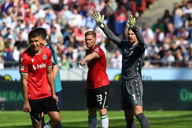 Torwart Ron-Robert Zieler (Hannover 96) gestikuliert, gestik waehrend des Spiels der 2. Bundesliga zwischen Hannover 96 und 1. FC Köln in der Heinz von Heiden Arena am 27. April 2025 in Hannover, Deutschland. (Foto von Ralf Treese DeFodi Images) +++ Torwart Ron-Robert Zieler (Hannover 96) gestures during the 2. Bundesliga match between Hannover 96 and 1. FC Köln at Heinz von Heiden Arena on April 27, 2025 in Hanover, Germany. (Photo by Ralf Treese DeFodi Images) DFB DFL REGULATIONS PROHIBIT ANY USE OF PHOTOGRAPHS AS IMAGE SEQUENCES AND OR QUASI-VIDEO. (Photo by Ralf Treese DeFodi Images)