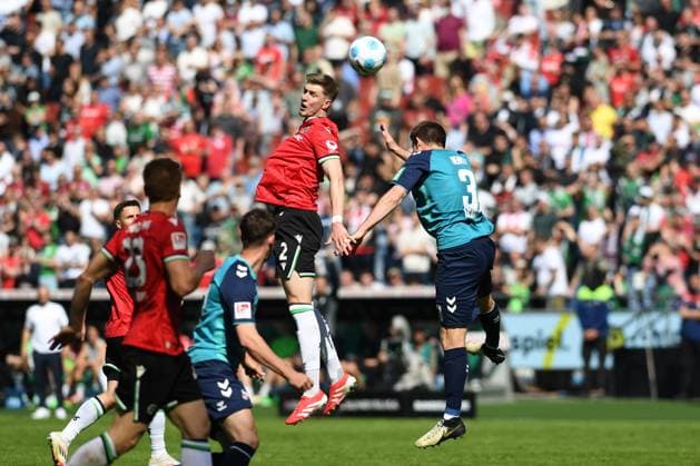 Josh Knight (Hannover 96) und Dominique Heintz (1. FC Koeln) im Zweikampf waehrend des Spiels der 2. Bundesliga zwischen Hannover 96 und 1. FC Köln in der Heinz von Heiden Arena am 27. April 2025 in Hannover, Deutschland. (Foto von Ralf Treese DeFodi Images) +++ Josh Knight (Hannover 96) und Dominique Heintz (1. FC Koeln) battle for the ball during the 2. Bundesliga match between Hannover 96 and 1. FC Köln at Heinz von Heiden Arena on April 27, 2025 in Hanover, Germany. (Photo by Ralf Treese DeFodi Images) DFB DFL REGULATIONS PROHIBIT ANY USE OF PHOTOGRAPHS AS IMAGE SEQUENCES AND OR QUASI-VIDEO. (Photo by Ralf Treese DeFodi Images)