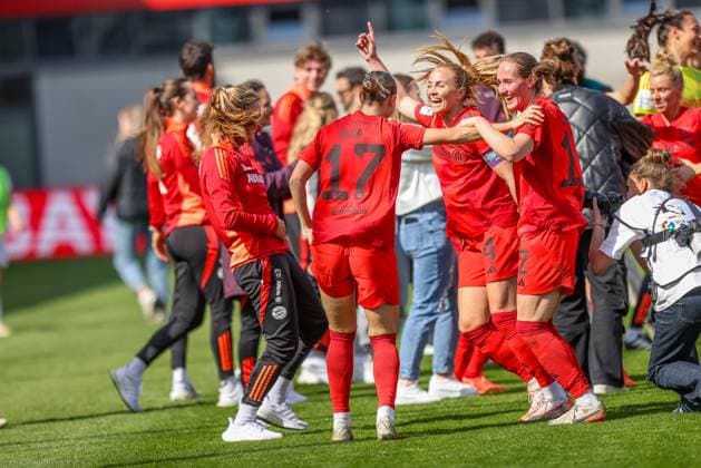 GER, München, FC Bayern München vs SC Freiburg, Google Pixel Frauen Bundesliga, Fussball, DFB, Spielzeit 2024 2025, FC Bayern Campus, 20. Spieltag, im Bild: Spielerinnen des FC Bayern München feiern die Deutsche Meisterschaft DFB DFL REGULATIONS PROHIBIT ANY USE OF PHOTOGRAPHS AS IMAGE SEQUENCES AND OR QUASI-VIDEO, 27.04.2025, Copyright: HMBxMedia HendrikxHamelau