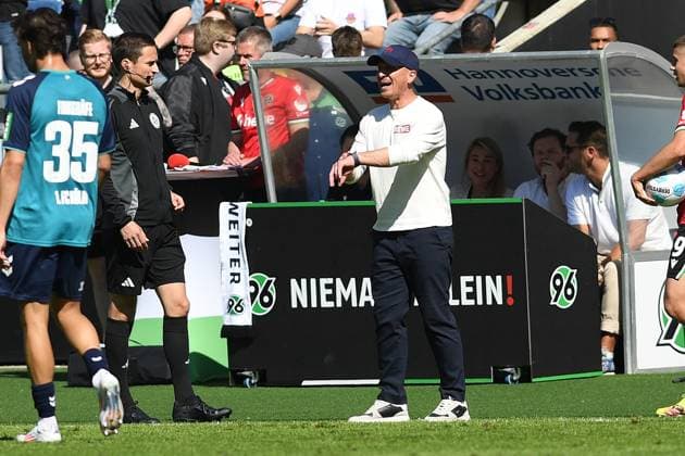Trainer Gerhard Struber (1. FC Koeln) gestikuliert, gestik waehrend des Spiels der 2. Bundesliga zwischen Hannover 96 und 1. FC Köln in der Heinz von Heiden Arena am 27. April 2025 in Hannover, Deutschland. (Foto von Ralf Treese DeFodi Images) +++ Trainer Gerhard Struber (1. FC Koeln) gestures during the 2. Bundesliga match between Hannover 96 and 1. FC Köln at Heinz von Heiden Arena on April 27, 2025 in Hanover, Germany. (Photo by Ralf Treese DeFodi Images) DFB DFL REGULATIONS PROHIBIT ANY USE OF PHOTOGRAPHS AS IMAGE SEQUENCES AND OR QUASI-VIDEO. (Photo by Ralf Treese DeFodi Images)