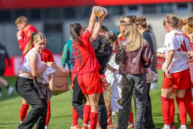 GER, München, FC Bayern München vs SC Freiburg, Google Pixel Frauen Bundesliga, Fussball, DFB, Spielzeit 2024 2025, FC Bayern Campus, 20. Spieltag, im Bild: Bierdusche für Trainer Alexander Straus (Trainer FC Bayern München Frauen) ,Spielerinnen des FC Bayern München feiern die Deutsche Meisterschaft DFB DFL REGULATIONS PROHIBIT ANY USE OF PHOTOGRAPHS AS IMAGE SEQUENCES AND OR QUASI-VIDEO, 27.04.2025, Copyright: HMBxMedia HendrikxHamelau