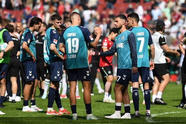 Tim Lemperle (1. FC Koeln) und Leart Paqarada Pacarada (1. FC Koeln) gestikuliert, gestik waehrend des Spiels der 2. Bundesliga zwischen Hannover 96 und 1. FC Köln in der Heinz von Heiden Arena am 27. April 2025 in Hannover, Deutschland. (Foto von Ralf Treese DeFodi Images) +++ Tim Lemperle (1. FC Koeln) und Leart Paqarada Pacarada (1. FC Koeln) gestures during the 2. Bundesliga match between Hannover 96 and 1. FC Köln at Heinz von Heiden Arena on April 27, 2025 in Hanover, Germany. (Photo by Ralf Treese DeFodi Images) DFB DFL REGULATIONS PROHIBIT ANY USE OF PHOTOGRAPHS AS IMAGE SEQUENCES AND OR QUASI-VIDEO. (Photo by Ralf Treese DeFodi Images)