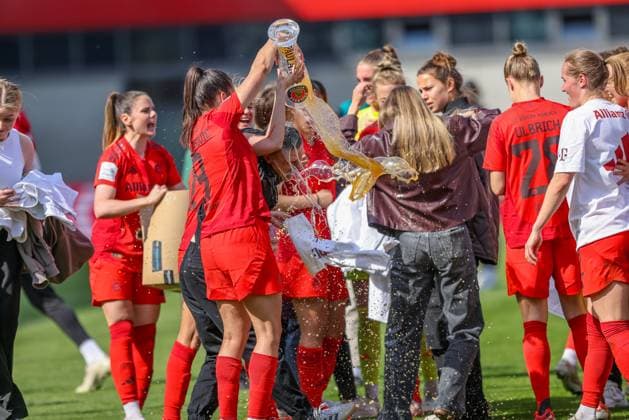 GER, München, FC Bayern München vs SC Freiburg, Google Pixel Frauen Bundesliga, Fussball, DFB, Spielzeit 2024 2025, FC Bayern Campus, 20. Spieltag, im Bild: Bierdusche für Trainer Alexander Straus (Trainer FC Bayern München Frauen) ,Spielerinnen des FC Bayern München feiern die Deutsche Meisterschaft DFB DFL REGULATIONS PROHIBIT ANY USE OF PHOTOGRAPHS AS IMAGE SEQUENCES AND OR QUASI-VIDEO, 27.04.2025, Copyright: HMBxMedia HendrikxHamelau