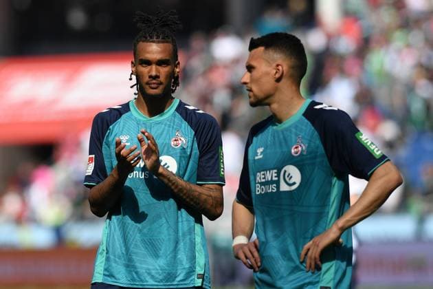 Damion Downs (1. FC Koeln) und Dejan Ljubicic (1. FC Köln) schauen waehrend des Spiels der 2. Bundesliga zwischen Hannover 96 und 1. FC Köln in der Heinz von Heiden Arena am 27. April 2025 in Hannover, Deutschland. (Foto von Ralf Treese DeFodi Images) +++ Damion Downs (1. FC Koeln) und Dejan Ljubicic (1. FC Köln) look on during the 2. Bundesliga match between Hannover 96 and 1. FC Köln at Heinz von Heiden Arena on April 27, 2025 in Hanover, Germany. (Photo by Ralf Treese DeFodi Images) DFB DFL REGULATIONS PROHIBIT ANY USE OF PHOTOGRAPHS AS IMAGE SEQUENCES AND OR QUASI-VIDEO. (Photo by Ralf Treese DeFodi Images)