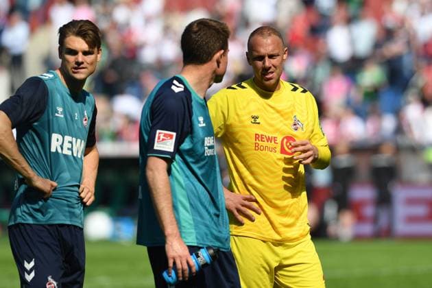 Joel Schmied (1. FC Koeln), Dominique Heintz (1. FC Koeln) und Torwart Marvin Schwaebe (1. FC Koeln) enttaeuscht waehrend des Spiels der 2. Bundesliga zwischen Hannover 96 und 1. FC Köln in der Heinz von Heiden Arena am 27. April 2025 in Hannover, Deutschland. (Foto von Ralf Treese DeFodi Images) +++ Joel Schmied (1. FC Koeln), Dominique Heintz (1. FC Koeln) und Torwart Marvin Schwaebe (1. FC Koeln) looks dejected during the 2. Bundesliga match between Hannover 96 and 1. FC Köln at Heinz von Heiden Arena on April 27, 2025 in Hanover, Germany. (Photo by Ralf Treese DeFodi Images) DFB DFL REGULATIONS PROHIBIT ANY USE OF PHOTOGRAPHS AS IMAGE SEQUENCES AND OR QUASI-VIDEO. (Photo by Ralf Treese DeFodi Images)