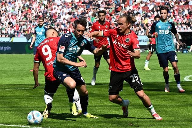 Mark Uth (1. FC Koeln) und Lars Gindorf (Hannover 96) im Zweikampf waehrend des Spiels der 2. Bundesliga zwischen Hannover 96 und 1. FC Köln in der Heinz von Heiden Arena am 27. April 2025 in Hannover, Deutschland. (Foto von Ralf Treese DeFodi Images) +++ Mark Uth (1. FC Koeln) und Lars Gindorf (Hannover 96) battle for the ball during the 2. Bundesliga match between Hannover 96 and 1. FC Köln at Heinz von Heiden Arena on April 27, 2025 in Hanover, Germany. (Photo by Ralf Treese DeFodi Images) DFB DFL REGULATIONS PROHIBIT ANY USE OF PHOTOGRAPHS AS IMAGE SEQUENCES AND OR QUASI-VIDEO. (Photo by Ralf Treese DeFodi Images)