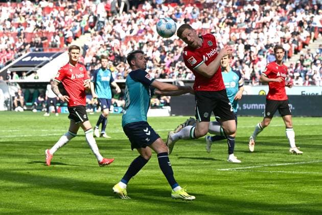 Mark Uth (1. FC Koeln) und Marcel Halstenberg (Hannover 96) im Zweikampf waehrend des Spiels der 2. Bundesliga zwischen Hannover 96 und 1. FC Köln in der Heinz von Heiden Arena am 27. April 2025 in Hannover, Deutschland. (Foto von Ralf Treese DeFodi Images) +++ Mark Uth (1. FC Koeln) und Marcel Halstenberg (Hannover 96) battle for the ball during the 2. Bundesliga match between Hannover 96 and 1. FC Köln at Heinz von Heiden Arena on April 27, 2025 in Hanover, Germany. (Photo by Ralf Treese DeFodi Images) DFB DFL REGULATIONS PROHIBIT ANY USE OF PHOTOGRAPHS AS IMAGE SEQUENCES AND OR QUASI-VIDEO. (Photo by Ralf Treese DeFodi Images)