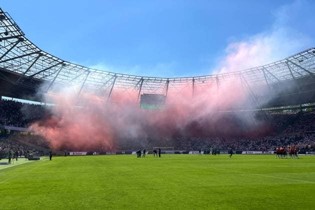 Fans 1. FC Koeln Fans mit Pyrotechnik waehrend des Spiels der 2. Bundesliga zwischen Hannover 96 und 1. FC Köln in der Heinz von Heiden Arena am 27. April 2025 in Hannover, Deutschland. (Foto von Ralf Treese DeFodi Images) +++ Fans 1. FC Koeln supporters use pyrotechnics during the 2. Bundesliga match between Hannover 96 and 1. FC Köln at Heinz von Heiden Arena on April 27, 2025 in Hanover, Germany. (Photo by Ralf Treese DeFodi Images) DFB DFL REGULATIONS PROHIBIT ANY USE OF PHOTOGRAPHS AS IMAGE SEQUENCES AND OR QUASI-VIDEO. (Photo by Ralf Treese DeFodi Images)