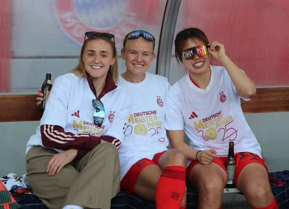 Fussball, Frauen, Google Pixel Frauen Bundesliga, 20.Spieltag, Saison 2024 2025, FC Bayern München - SC Freiburg, Campus Die Frauen des FC Bayern München nach dem Spiel beim Feiern, deutsche Meisterschaft, hier Georgia Stanway (FC Bayern München) mit Pernille Harder (FC Bayern München) und Momoko Tanikawa (FC Bayern München) (v.l.n.r.)