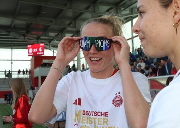 Fussball, Frauen, Google Pixel Frauen Bundesliga, 20.Spieltag, Saison 2024 2025, FC Bayern München - SC Freiburg, Campus Die Frauen des FC Bayern München nach dem Spiel beim Feiern, deutsche Meisterschaft, hier Lea Schüller Schueller (FC Bayern München) mit Champions Brille