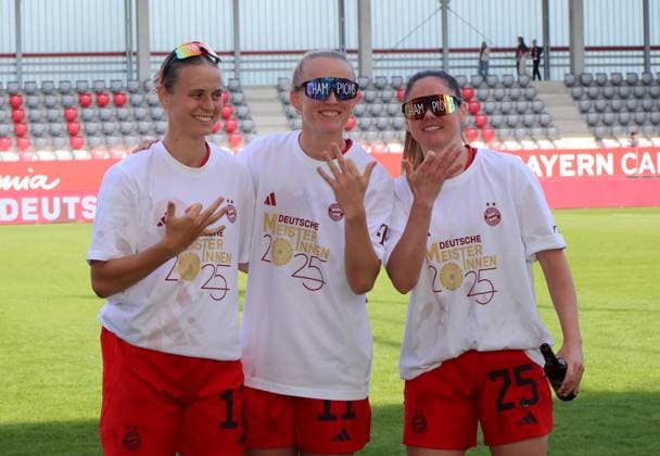 Fussball, Frauen, Google Pixel Frauen Bundesliga, 20.Spieltag, Saison 2024 2025, FC Bayern München - SC Freiburg, Campus Die Frauen des FC Bayern München nach dem Spiel beim Feiern, deutsche Meisterschaft, hier Klara Bühl Buehl (FC Bayern München), Lea Schüller Schueller (FC Bayern München) und Sarah Zadrazil (FC Bayern München) (v.ln.r.) 3.Meisterschaft in Folge
