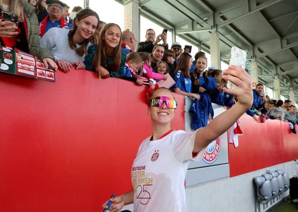 Fussball, Frauen, Google Pixel Frauen Bundesliga, 20.Spieltag, Saison 2024 2025, FC Bayern München - SC Freiburg, Campus Die Frauen des FC Bayern München nach dem Spiel beim Feiern, deutsche Meisterschaft, hier Giulia Gwinn (FC Bayern München) macht ein Selfie mit Fans