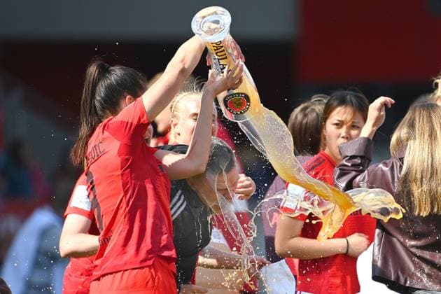 Die Frauen des FC Bayern sind vorzeitig Deutscher Meister. Bierdusche Jovana DAMNJANOVIC (FCB) schuettet Bier auf Alexander STRAUS (Trainer FCB), Jubel,Freude,Begeisterung, Fussball Google Pixel Bundesliga der Frauen Saison 2024 2025, 20.Spieltag, Spieltag20 FC Bayern Muenchen -SC Freiburg 3-1 am 27.04.2025, FC Bayern Campus.