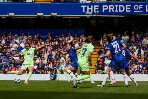 UEFA Women s Champions League Semi-Final Chelsea v Barcelona Alexia Putellas of Barcelona Femeni shoots during the UEFA Women s Champions League Semi-Final match Chelsea vs Barcelona at Stamford Bridge, London, United Kingdom, 27th April 2025 (Photo by Izzy Poles News Images) London Stamford Bridge Greater London United Kingdom Copyright: xIzzyxPoles NewsxImagesx