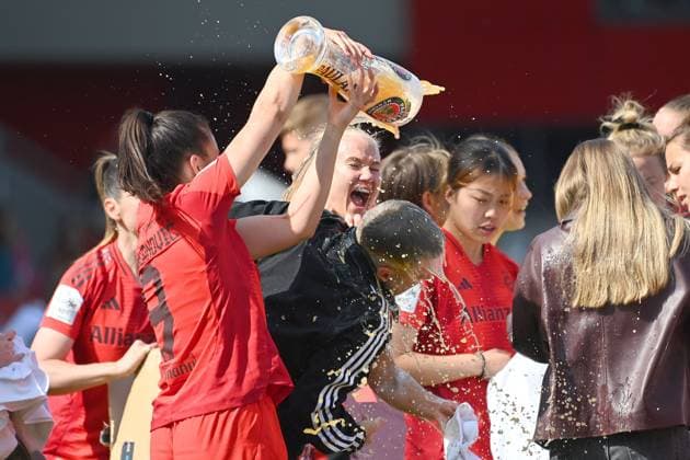 Die Frauen des FC Bayern sind vorzeitig Deutscher Meister. Bierdusche Jovana DAMNJANOVIC (FCB) schuettet Bier auf Alexander STRAUS (Trainer FCB), Jubel,Freude,Begeisterung, Fussball Google Pixel Bundesliga der Frauen Saison 2024 2025, 20.Spieltag, Spieltag20 FC Bayern Muenchen -SC Freiburg 3-1 am 27.04.2025, FC Bayern Campus.