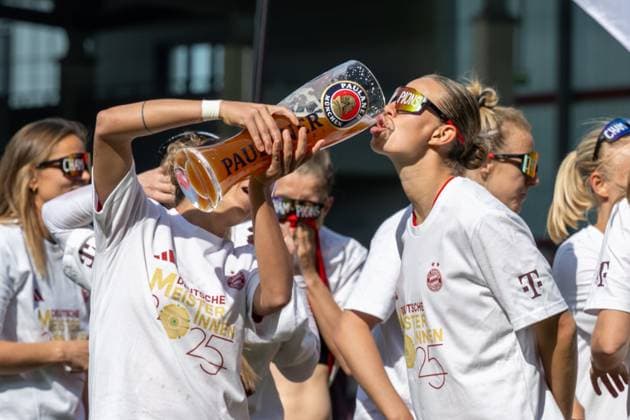 Impressionen von der vorgezogenen Meisterfeier, durch das gewonnene Spiel gegen den SC Freiburg mit 3:1. Trinken aus dem grossen Weissbierglas, FC Bayern Frauen Muenchen vs. SC Freiburg, Google Pixel Frauenbundesliga, 20. Spieltag, 27.04.25 DFB regulations prohibit any use of photographs as image sequences and or quasi-video. (kolbert-press) Muenchen Bayern Deutschland