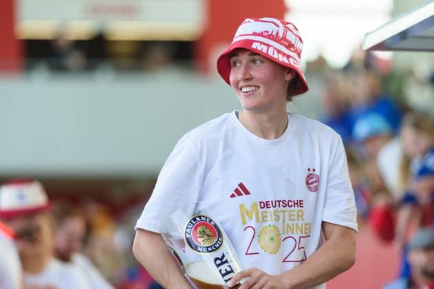 Sydney Lohmann (12 FC Bayern Munich) halding a glass of beer afzer winning the championchip after the Google Pixel Frauen Bundesliga match between FC Bayern Munich and SC Freiburg at FC Bayern Campus, Munich, Germany. (Sven Beyrich SPP) Copyright: xSvenxBeyrich SPPx spp-en-SvBe-20250427-D4S_0519