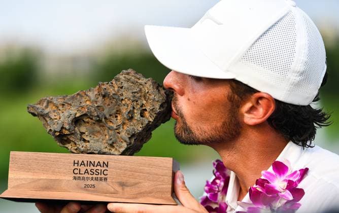 (250427) -- HAIKOU, April 27, 2025 -- Marco Penge of England kisses the trophy during the awarding ceremony of the Hainan Classic golf tournament of the DP World Tour in Haikou, south China s Hainan Province, April 27, 2025. ) (SP)CHINA-HAIKOU-GOLF-DP WORLD TOUR-HAINAN CLASSIC-ROUND 4 (CN) YangxGuanyu 