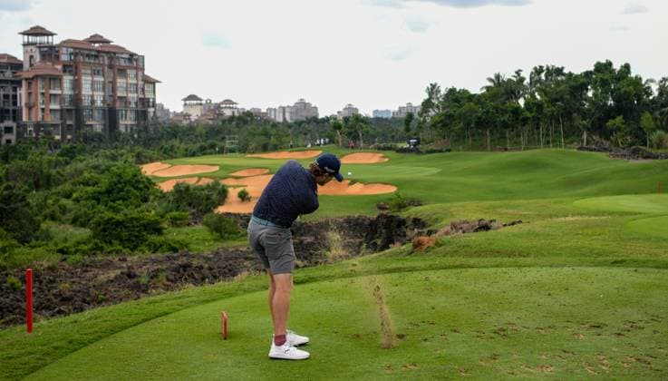 (250427) -- HAIKOU, April 27, 2025 -- Sean Crocker of the United States competes during the round 4 at the Hainan Classic golf tournament of the DP World Tour in Haikou, south China s Hainan Province, April 27, 2025. ) (SP)CHINA-HAIKOU-GOLF-DP WORLD TOUR-HAINAN CLASSIC-ROUND 4 (CN) YangxGuanyu 