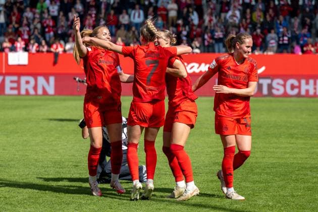 Impressionen von der vorgezogenen Meisterfeier, durch das gewonnene Spiel gegen den SC Freiburg mit 3:1, FC Bayern Frauen Muenchen vs. SC Freiburg, Google Pixel Frauenbundesliga, 20. Spieltag, 27.04.25 DFB regulations prohibit any use of photographs as image sequences and or quasi-video. (kolbert-press) Muenchen Bayern Deutschland