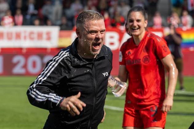 Impressionen von der vorgezogenen Meisterfeier, durch das gewonnene Spiel gegen den SC Freiburg mit 3:1, Cheftrainer Alexander Straus (FC Bayern Muenchen Frauen) bekommt eine Bierdusche, Cheftrainer Alexander Straus (FC Bayern Muenchen Frauen) bekommt eine Bierdusche, FC Bayern Frauen Muenchen vs. SC Freiburg, Google Pixel Frauenbundesliga, 20. Spieltag, 27.04.25 DFB regulations prohibit any use of photographs as image sequences and or quasi-video. (kolbert-press) Muenchen Bayern Deutschland