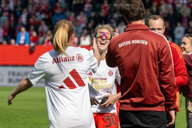 Impressionen von der vorgezogenen Meisterfeier, durch das gewonnene Spiel gegen den SC Freiburg mit 3:1, FC Bayern Frauen Muenchen vs. SC Freiburg, Google Pixel Frauenbundesliga, 20. Spieltag, 27.04.25 DFB regulations prohibit any use of photographs as image sequences and or quasi-video. (kolbert-press) Muenchen Bayern Deutschland