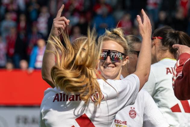 Impressionen von der vorgezogenen Meisterfeier, durch das gewonnene Spiel gegen den SC Freiburg mit 3:1, FC Bayern Frauen Muenchen vs. SC Freiburg, Google Pixel Frauenbundesliga, 20. Spieltag, 27.04.25 DFB regulations prohibit any use of photographs as image sequences and or quasi-video. (kolbert-press) Muenchen Bayern Deutschland