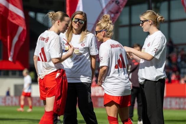Impressionen von der vorgezogenen Meisterfeier, durch das gewonnene Spiel gegen den SC Freiburg mit 3:1, FC Bayern Frauen Muenchen vs. SC Freiburg, Google Pixel Frauenbundesliga, 20. Spieltag, 27.04.25 DFB regulations prohibit any use of photographs as image sequences and or quasi-video. (kolbert-press) Muenchen Bayern Deutschland