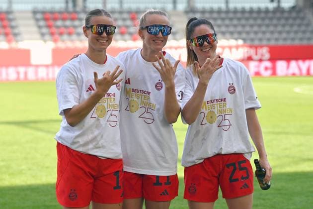 Die Frauen des FC Bayern sind vorzeitig Deutscher Meister. Schlussjubel , v.li:Klara BUEHL (FCB),Lea SCHUELLER (FCB),Sarah ZADRAZIL (FCB). Jubel,Freude,Begeisterung, Fussball Google Pixel Bundesliga der Frauen Saison 2024 2025, 20.Spieltag, Spieltag20 FC Bayern Muenchen -SC Freiburg 3-1 am 27.04.2025, FC Bayern Campus.