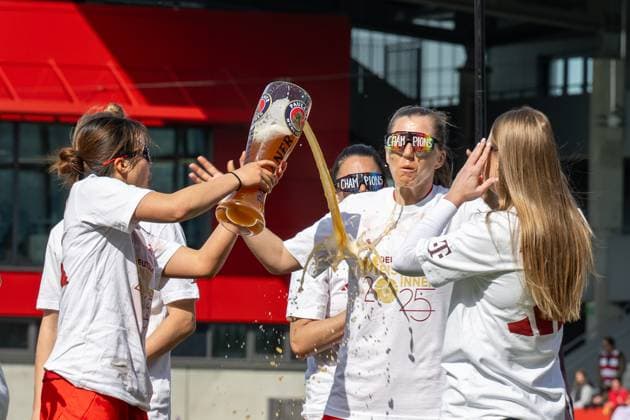Impressionen von der vorgezogenen Meisterfeier, durch das gewonnene Spiel gegen den SC Freiburg mit 3:1, Trinken aus dem grossen Weissbierglas, FC Bayern Frauen Muenchen vs. SC Freiburg, Google Pixel Frauenbundesliga, 20. Spieltag, 27.04.25 DFB regulations prohibit any use of photographs as image sequences and or quasi-video. (kolbert-press) Muenchen Bayern Deutschland