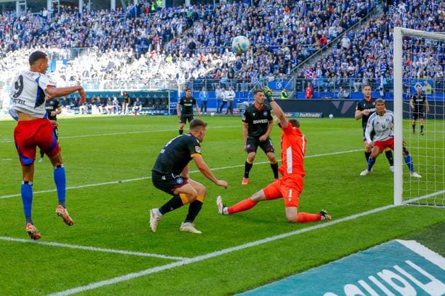 Torchance Glatzel Robert ( HSV ) trifft nur den Pfosten Marcel Beifus Max Weiß ( KSC ) Deutschland , Hamburg , Volksparkstadion , Fussball , 2 . Bundesliga , Hamburger SV - Karlsruher SC