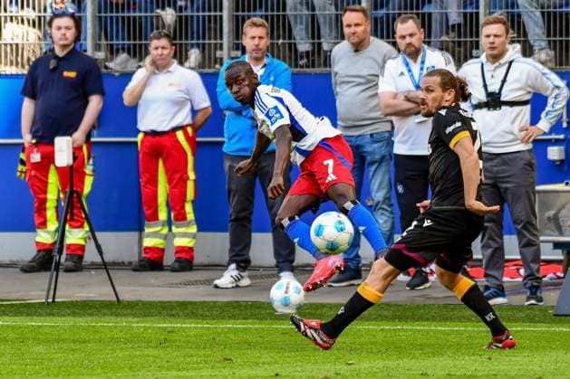 Jean-Luc Dompe ( HSV ) Sebastian Jung ( KSC ) Deutschland , Hamburg , Volksparkstadion , Fussball , 2 . Bundesliga , Hamburger SV - Karlsruher SC