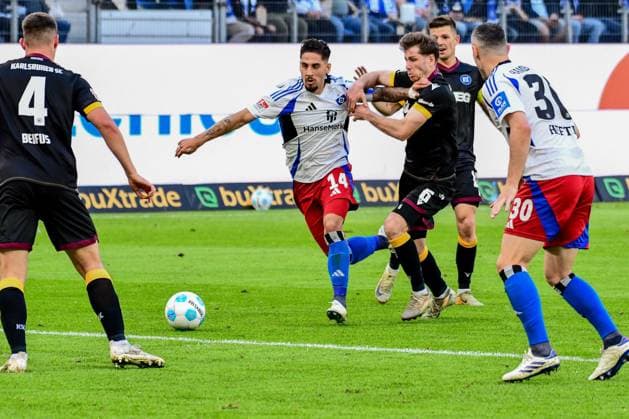 Ludovit Reis ( HSV ) Leon Jensen ( KSC ) Deutschland , Hamburg , Volksparkstadion , Fussball , 2 . Bundesliga , Hamburger SV - Karlsruher SC