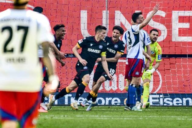 1:2 Meffert Jonas Heuer Fernandes Daniel ( HSV ) Torschütze 10 Marvin Wanitzek 19 Louey Ben Farhat ( KSC ) Deutschland , Hamburg , Volksparkstadion , Fussball , 2 . Bundesliga , Hamburger SV - Karlsruher SC