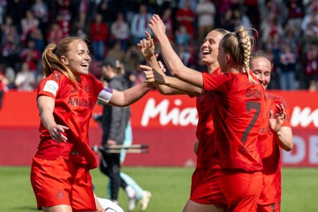 Impressionen von der vorgezogenen Meisterfeier, durch das gewonnene Spiel gegen den SC Freiburg mit 3:1, FC Bayern Frauen Muenchen vs. SC Freiburg, Google Pixel Frauenbundesliga, 20. Spieltag, 27.04.25 DFB regulations prohibit any use of photographs as image sequences and or quasi-video. (kolbert-press) Muenchen Bayern Deutschland