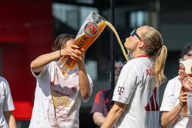 Impressionen von der vorgezogenen Meisterfeier, durch das gewonnene Spiel gegen den SC Freiburg mit 3:1Trinken aus dem grossen Weissbierglas, FC Bayern Frauen Muenchen vs. SC Freiburg, Google Pixel Frauenbundesliga, 20. Spieltag, 27.04.25 DFB regulations prohibit any use of photographs as image sequences and or quasi-video. (kolbert-press) Muenchen Bayern Deutschland