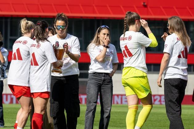Impressionen von der vorgezogenen Meisterfeier, durch das gewonnene Spiel gegen den SC Freiburg mit 3:1, FC Bayern Frauen Muenchen vs. SC Freiburg, Google Pixel Frauenbundesliga, 20. Spieltag, 27.04.25 DFB regulations prohibit any use of photographs as image sequences and or quasi-video. (kolbert-press) Muenchen Bayern Deutschland
