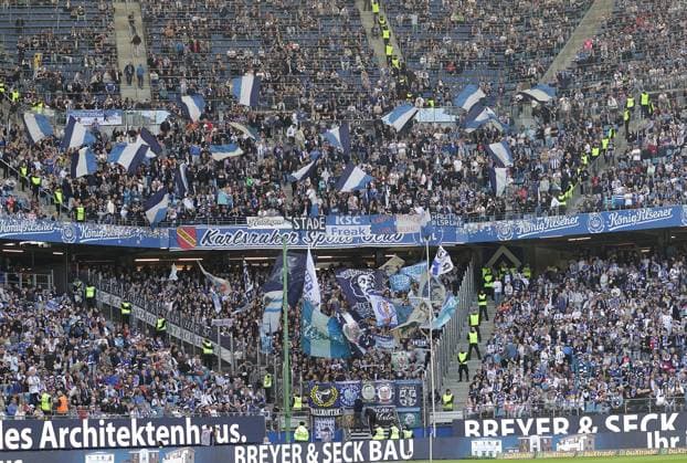 Fankurver des Karlsuher SC Fussball, Herren, Saison 2024 2025, 2.BL, Volksparkstadion, Hamburger SV gegen Karlsruher SC, 1-2 DFL REGULATIONS PROHIBIT ANY USE OF PHOTOGRAPHS AS IMAGE SEQUENCES AND OR QUASI-VIDEO.