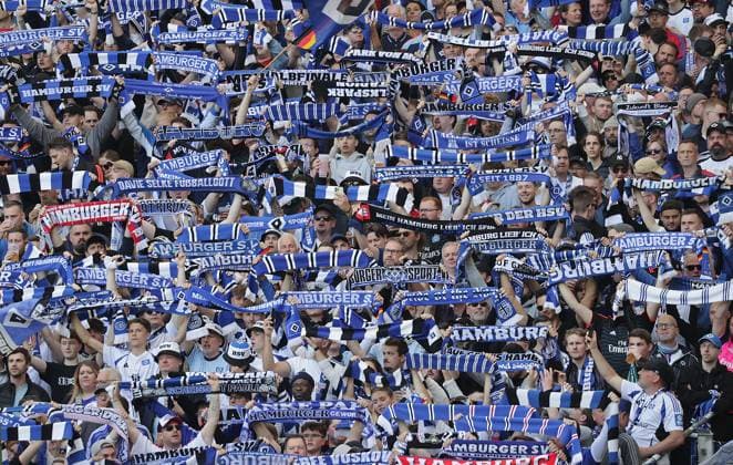 HSV Fans mit Schals Fussball, Herren, Saison 2024 2025, 2.BL, Volksparkstadion, Hamburger SV gegen Karlsruher SC, 1-2 DFL REGULATIONS PROHIBIT ANY USE OF PHOTOGRAPHS AS IMAGE SEQUENCES AND OR QUASI-VIDEO.