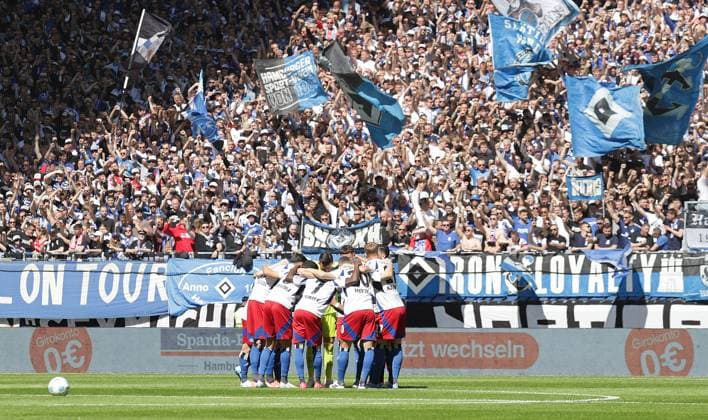 Mannschaftskreis HSV Fussball, Herren, Saison 2024 2025, 2.BL, Volksparkstadion, Hamburger SV gegen Karlsruher SC, 1-2 DFL REGULATIONS PROHIBIT ANY USE OF PHOTOGRAPHS AS IMAGE SEQUENCES AND OR QUASI-VIDEO.