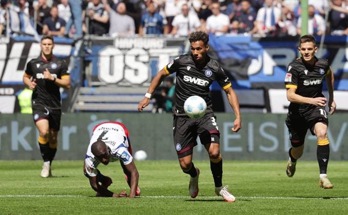 ins Straucheln geraten, Jean-Luc Domp? (HSV), Bambase Conte (Karlsruher SC) Fussball, Herren, Saison 2024 2025, 2.BL, Volksparkstadion, Hamburger SV gegen Karlsruher SC, 1-2 DFL REGULATIONS PROHIBIT ANY USE OF PHOTOGRAPHS AS IMAGE SEQUENCES AND OR QUASI-VIDEO.