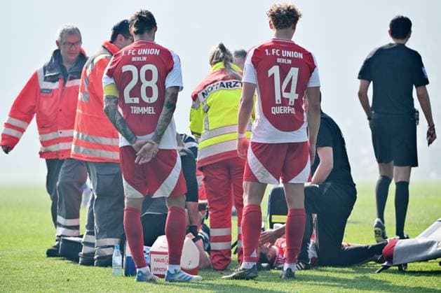 Eine Notärztin kümmert sich im Diogo Leite (Union Berlin) 27.04.2025, Fussball 1. Bundesliga, 31. Spieltag, Saison 2024 2025 VfL Bochum - Union Berlin Foto: Maik Hölter Team2 DFL regulations prohibit any use of photographs as image sequences and or quasi-video Bochum Vonovia Ruhrstadion Nordrhein Westfalen Deutschland