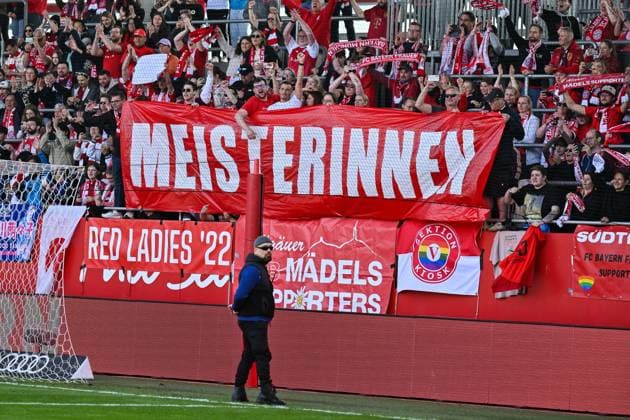 Google Pixel Frauen-Bundesliga; FC Bayern München - SC Freiburg; 27.04.2025 Die Spielerinnen des FC Bayern feiern die Meisterschaft nach dem Heimsieg gegen den SC Freiburg Frauen Bundesliga: FC Bayern Muenchen - SC Freiburg, FC Bayern Campus am 27.04.2025 Spruchband der Fans - MEISTERINNEN Copyright: xBEAUTIFULxSPORTS Goldbergx
