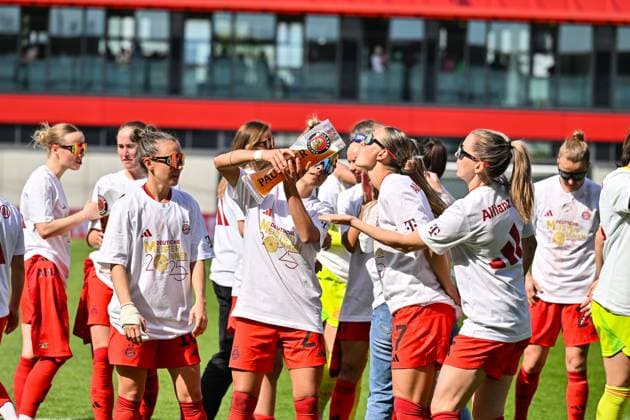 Google Pixel Frauen-Bundesliga; FC Bayern München - SC Freiburg; 27.04.2025 Die Spielerinnen des FC Bayern feiern die Meisterschaft nach dem Heimsieg gegen den SC Freiburg Frauen Bundesliga: FC Bayern Muenchen - SC Freiburg, FC Bayern Campus am 27.04.2025 Arianna CARUSO (FC Bayern Muenchen Frauen 27) gibt Klara BUEHL (FCB 17) einen Schluck auf dem Paulaner Bierkrug Bierglas Copyright: xBEAUTIFULxSPORTS Goldbergx